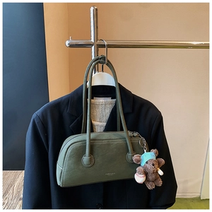 Vue détaillée du sac Boston vintage vert forêt avec charm ours et logo nice days