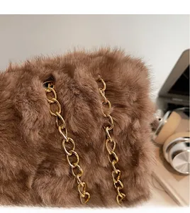 Dettaglio della borsa tote in pelliccia sintetica marrone con catena dorata e texture morbida