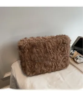 Dettaglio della texture della borsa tote in peluche marrone con sfondo accogliente