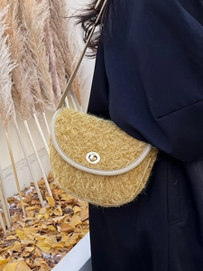 Schicke senfgelbe Plüsch-Satteltasche für Damen mit Goldverschluss und Teddy-Textur