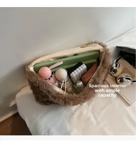 Borsa tote marrone in peluche con interno spazioso per tablet e oggetti quotidiani