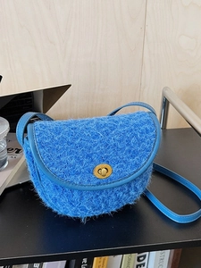Blaue flauschige Satteltasche mit goldenem Metalldrehverschluss und Leder-Schultergurt