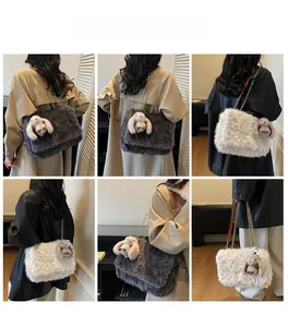 Dettaglio della borsa a catena in peluche con pelliccia sintetica e ciondolo a coniglio