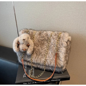 Dettaglio borsa tote in peluche marrone chiaro con catena e ciondolo a forma di coniglio