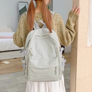 Detail des hellgrauen DOHERTY Rucksacks mit verstellbaren Schnallen am Stoffriemen