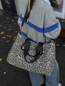 Grande borsa shopper leopardata con manici neri e tracolla staccabile per donna