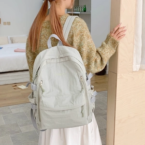 Nahaufnahme des hellgrünen Nylon-Rucksacks mit Seitentasche und verstellbarem Gurt für Alltag