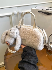 Schicke cremeweiße Plüsch-Beuteltasche aus Lammwolle mit süßem Hasen-Anhänger