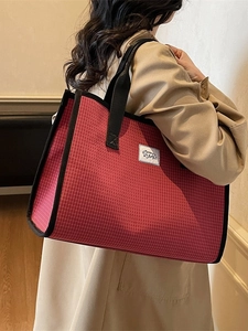 Grand sac cabas en toile à carreaux rouges avec anses noires et écusson décoratif vintage
