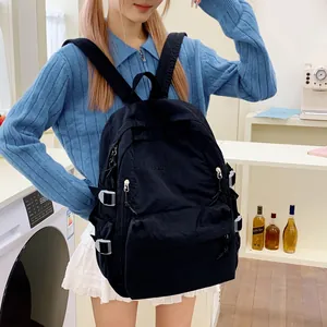 Detailansicht des schwarzen Nylon-Rucksacks mit mehreren Taschen und verstellbarer Schnalle