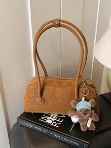 Sac Boston vintage en daim marron avec poignées en cuir et porte-clés ourson mignon