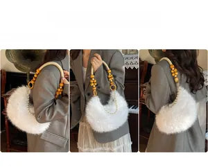 Détail du sac croissant en fausse fourrure blanche avec anse tressée et perles rétro