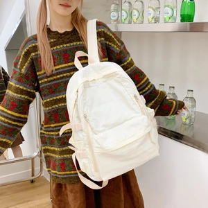 Detailansicht des beigefarbenen Rucksacks mit großem Fassungsvermögen und DOHERTY-Logo