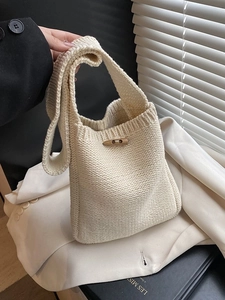 Sac seau tricoté blanc crème minimaliste avec bouton en corne de bois et large bandoulière