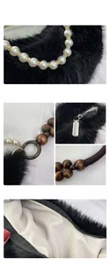 Détails du sac en fausse fourrure noire avec grandes perles et poignée en perles de bois
