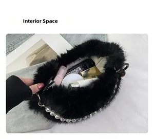 Vue intérieure du sac en fausse fourrure noire avec grand espace et bandoulière perle