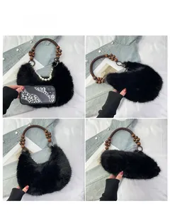 Détails du sac en fausse fourrure noire avec poignée en perles de bois et chaîne perlée