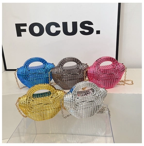 Dettaglio di mini borse metallizzate in cinque colori con sottili tracolle a catena oro