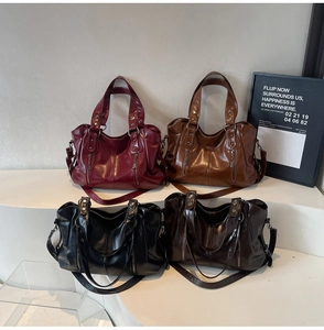 Vue détaillée de grands sacs cabas en similicuir en bordeaux, fauve, noir et marron