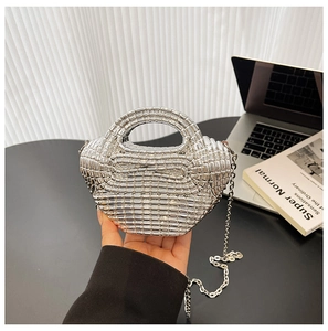Dettaglio mini borsa in acrilico argento con trama a perline metalliche e tracolla