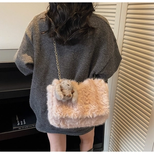 Borsa tote in ecopelliccia rosa con catena dorata e ciondolo a forma di coniglio