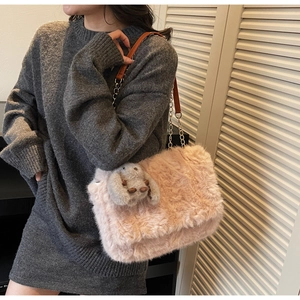 Borsa tote in ecopelliccia rosa con charm a forma di coniglio grigio e tracolla a catena