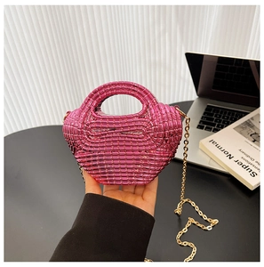 Dettaglio mini borsa rosa metallizzato con trama a griglia e tracolla a catena oro