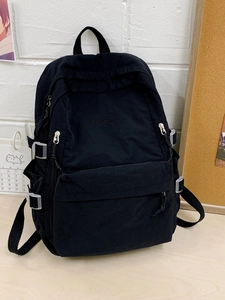 Minimalistischer schwarzer Rucksack mit großer Kapazität und Stickerei für Schule und Reisen