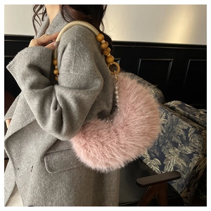 Sac à main rose en fausse fourrure avec perles en bois et détails de chaîne de perles