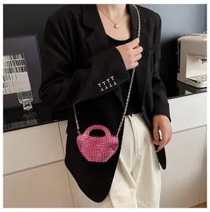Dettaglio della mini borsa a tracolla rosa scintillante con strass e catena dorata