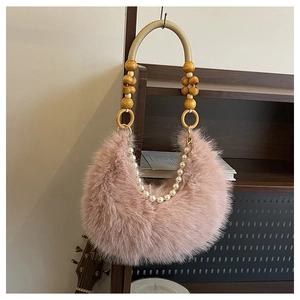 Sac croissant en fausse fourrure rose avec anse tressée et chaîne de perles