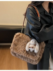 Borsa tote marrone in pelliccia sintetica con ciondolo a coniglio e catena oro