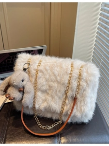 Elegante borsa tote in ecopelliccia avorio con catena dorata e ciondolo a coniglietto