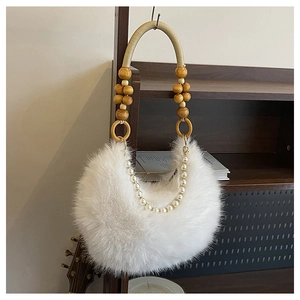 Détail du sac croissant en fausse fourrure blanche avec perles en bois et chaîne