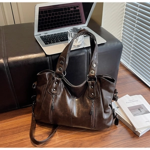 Détails du sac fourre-tout rétro en similicuir marron avec rivets et fermetures éclair
