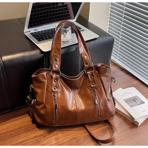 Détail du grand sac cabas vintage marron avec doubles poches zippées et rivets en métal
