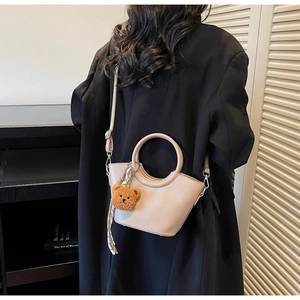 Borsa a secchiello beige con ciondolo a forma di orso e accessorio foulard a righe