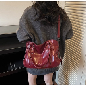 Vue détaillée d'un grand sac cabas vintage bordeaux en similicuir avec rivets stylés