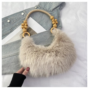 Détail du sac à main en fausse fourrure avec poignée en perles de bois et texture douce
