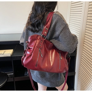 Détail du sac cabas vintage bordeaux avec fermetures éclair et bandoulière réglable