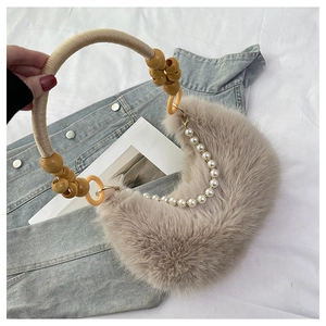 Détail du sac croissant en peluche kaki avec poignée en perles de bois et chaîne