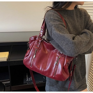 Détails du cabas en cuir PU bordeaux avec rivets argentés et poches zippées de face