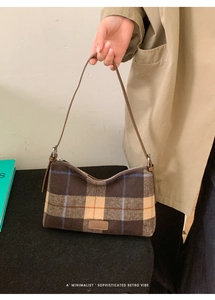 Vue détaillée du sac porté épaule rétro avec tissu en laine et bandoulière en cuir