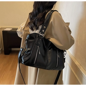 Détail du sac cabas en similicuir noir avec zips décoratifs et rivets argentés