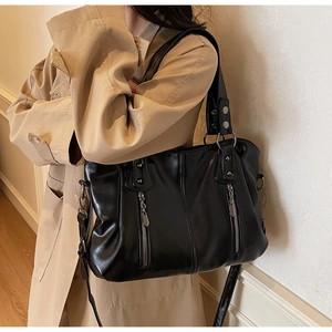 Détail du grand sac cabas en similicuir noir avec rivets argentés et fermetures éclair