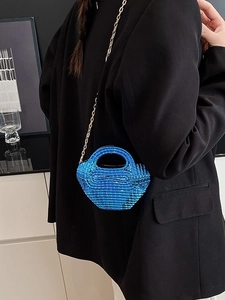 Mini borsa a mano blu in acrilico con trama intrecciata e tracolla dorata