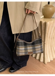 Détail du sac porté épaule rétro à carreaux avec bandoulière en cuir marron foncé et tissu
