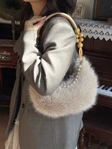 Sac hobo demi-lune en fausse fourrure beige avec poignée en perles de bois et perles