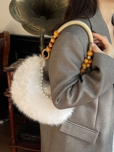Sac à épaule en fausse fourrure blanche avec perles en bois et chaîne de perles chic