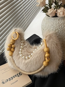 Sac à main hobo en fausse fourrure beige avec chaîne de perles élégante pour l'hiver
